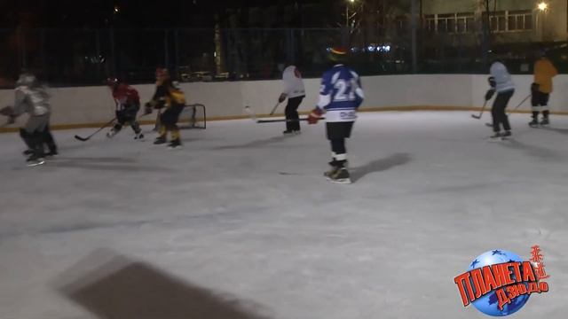 БОЕВОЕ ИСКУССТВО НА КОНЬКАХ С КЛЮШКОЙ И ШАЙБОЙ | ДВОРОВОЙ ХОККЕЙ В АЛТУФЬЕВО | ДЕНЬ ЛЕДОВАРА смотреть онлайн