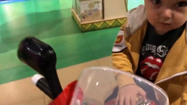 Детский мир. Hamleys. Электромобили. Первые игрушки. Поход в детский мир. Вертолет в подарок. смотреть онлайн