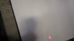 заменяю в лазере батарейки на аккумулятор, чтобы он дольше светился и можно было перезар. много раз