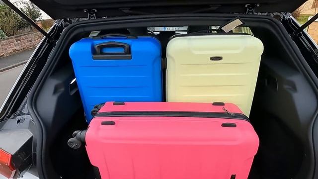 VW ID.3 gegen VW Golf 8 - Kofferraum und Koffer-Challenge смотреть онлайн