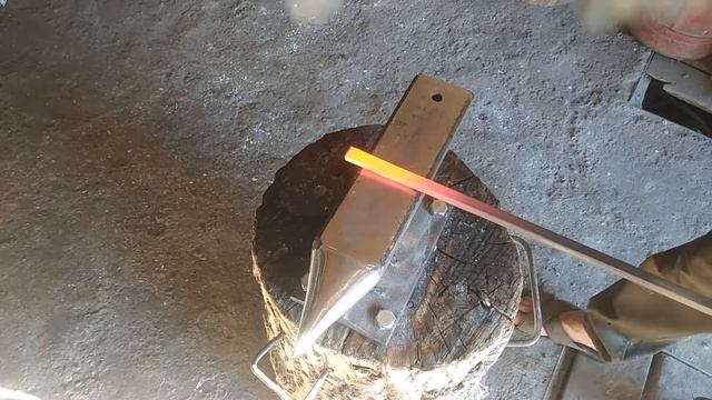 По просьбе друга выковал кочергу для бани. смотреть онлайн