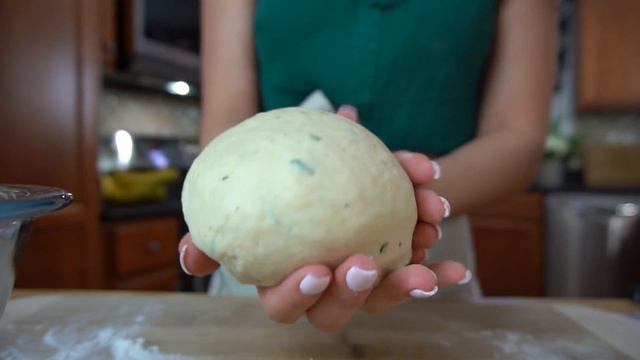 Roasted Garlic Rosemary Bread - What's For Din'? - Courtney Budzyn - Recipe 99 смотреть онлайн