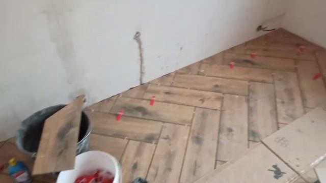 Как укладывать плитку елочкой / Как укладывать плитку под паркет / Французская укладка плитки елочк смотреть онлайн