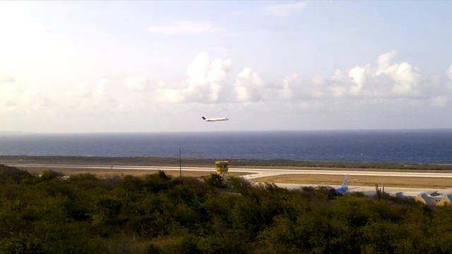 New Insel Air MD80 low pass Hato airport 15-03-2013 смотреть онлайн
