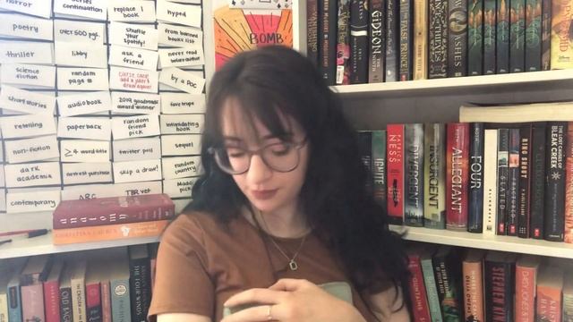 June Deck of TBR! (feat. 3/4 of the Book Club) смотреть онлайн