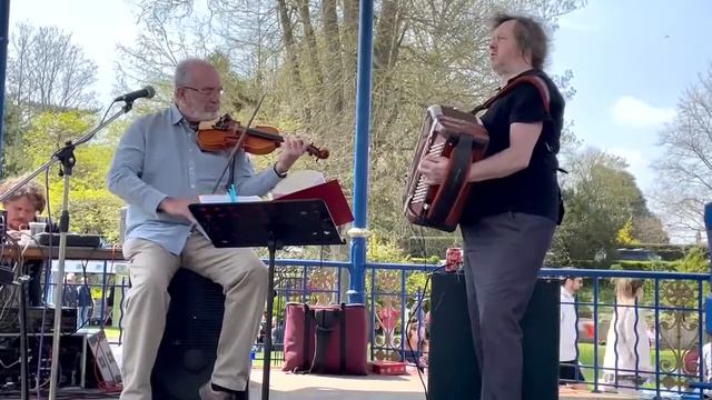 Black Velvet Band Gypsy Duo plays "Peter Street" & "Devil Among the Tailors" смотреть онлайн