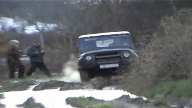 УАЗ скачет по колее смотреть онлайн