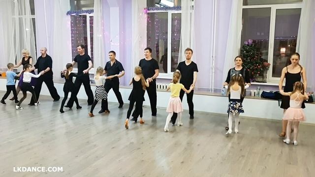Детки учатся танцевать вальс