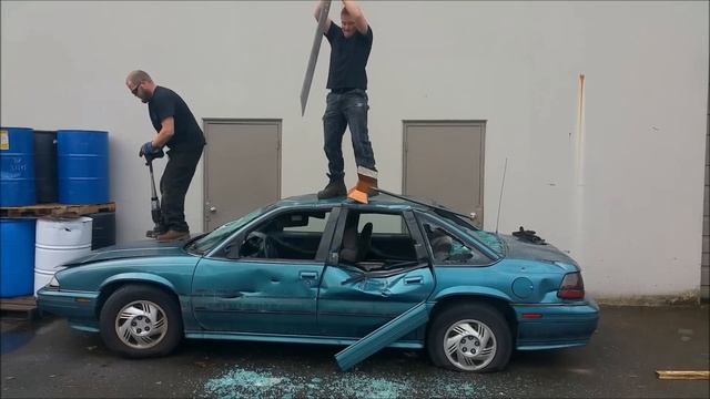 Real FF7 Buster Sword / Thor Hammer Destroying a Car смотреть онлайн