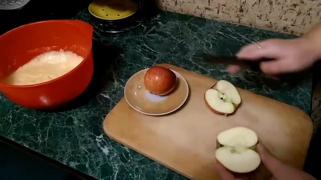 Бисквитный яблочный пирог - простой и быстрый в приготовлении, очень вкусный, воздушный. Попробуйте смотреть онлайн