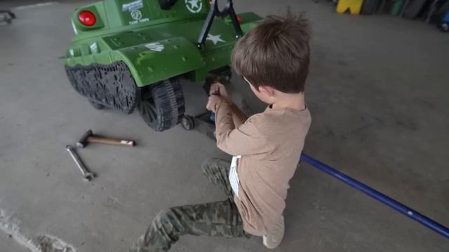 Playing on the farm with tank and tractors | Tractors for kids смотреть онлайн