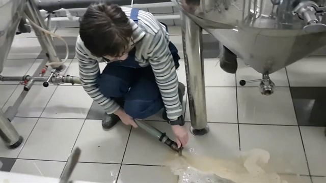 Пивное производство. Слив дрожжей. смотреть онлайн