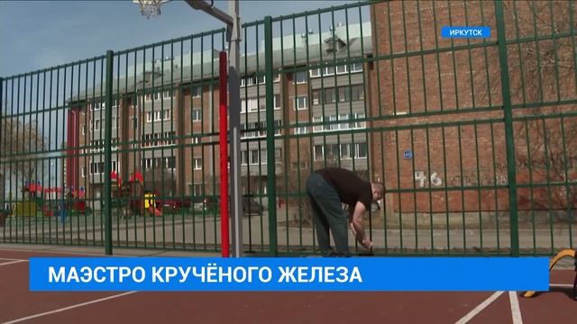Иркутянин вручную  скручивает из гвоздей сувениры