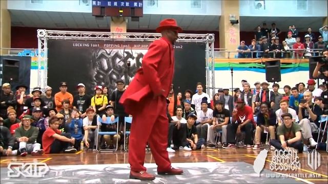 Классно танцует Boogaloo. смотреть онлайн