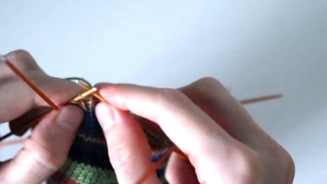 Как делать убавки при вязании носков. ПЯТКА смотреть онлайн