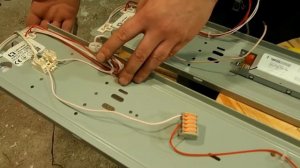 Как переделать люминесцентный светильник в светодиодный? Очень подробное видео.