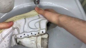 КАК ОТБЕЛИТЬ КРОССОВКИ И УБРАТЬ ЖЕЛТЫЕ ПЯТНА ЗА 5 МИНУТ