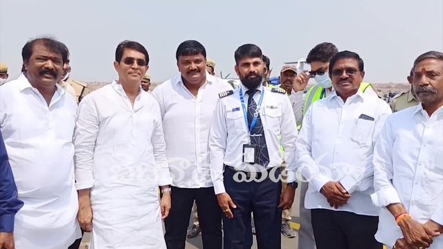 Kurnool Airport First Flight Pilot Landing in Runway | Pilot SPeech | Bezawada Media смотреть онлайн