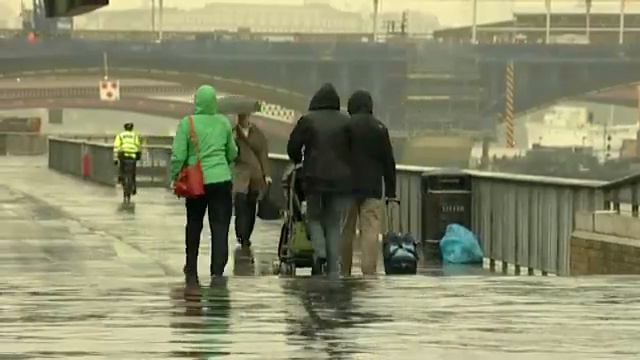 English File Upper Intermediate - Revise and Check 3&4 - Short Film: The British And The Weather смотреть онлайн