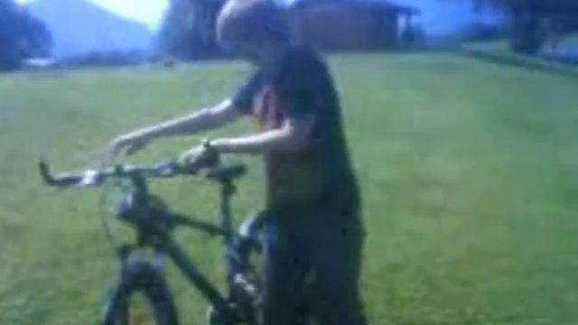 Wiesheu keult Haicks Bike in den See смотреть онлайн