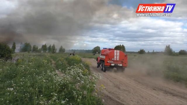 В Устюжне горят отходы лесопиления смотреть онлайн