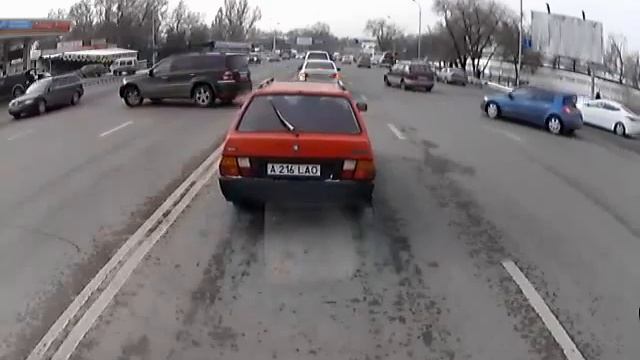 Алматы. Разворот через двойную сплошную 20150122 1240 смотреть онлайн