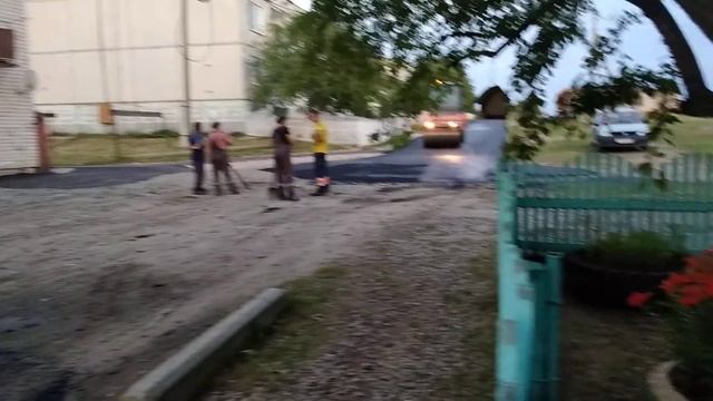 "Ремонт" дороги и тротуаров в Бубчиково. Круглое толкаем, плоское катим. смотреть онлайн