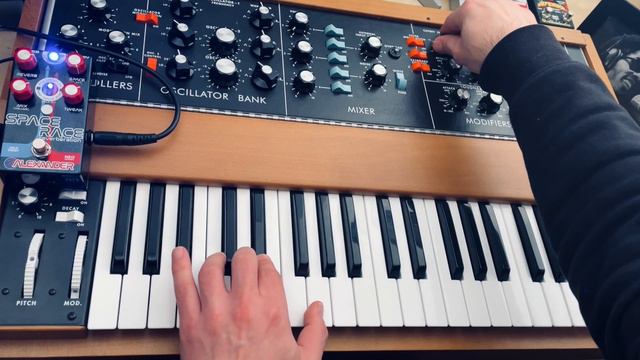 Moog Minimoog Model D reissue meets Space Race Reverb by Alexander Pedals смотреть онлайн