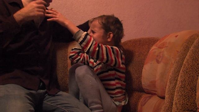 У нас дома весёлый вечер! :) Папа стрижёт Никиту