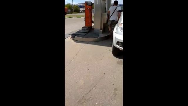 Обманывают на заправках. Налили в УАЗ газа больше чем объем бака смотреть онлайн