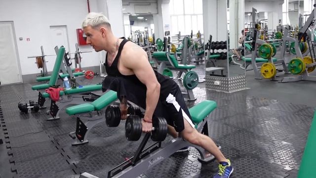 Шраги с гантелями на наклонной скамье смотреть онлайн