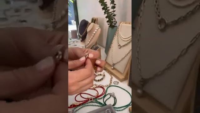 Украшения из жемчуга. Видеообзор. смотреть онлайн