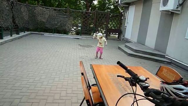 Танцы с бутылкой воды ))))) смотреть онлайн