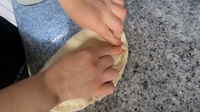 Как делают Кальцоне? Как готовят пиццу с олениной и брусникой за полярным кругом? смотреть онлайн