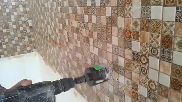 Вырезаем отверстия в плитке на кухне под розетки коронкой смотреть онлайн