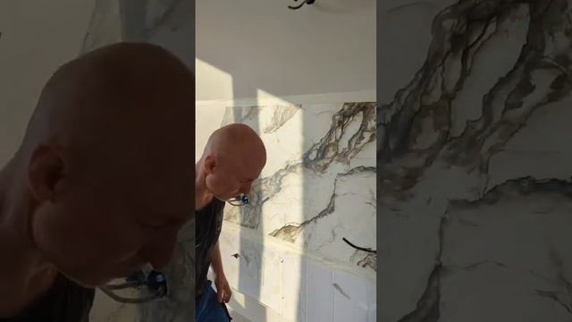 Алексей наносит эпоксидное покрытие на мой мрамор смотреть онлайн