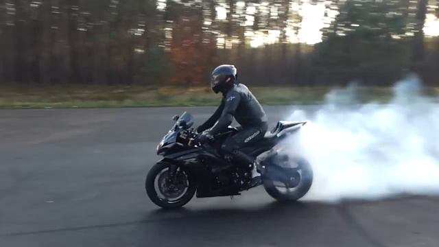 Suzuki GSX-R 1000 K8 Akrapovic small Burnout смотреть онлайн
