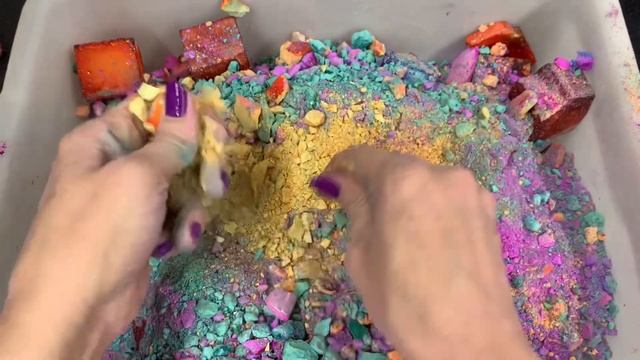 Bucket Full of Crunchy Dyed Cubes смотреть онлайн