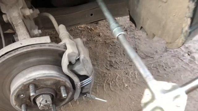 Как и в какую сторону выкрутить болт шкива коленвала Hyundai Accent смотреть онлайн
