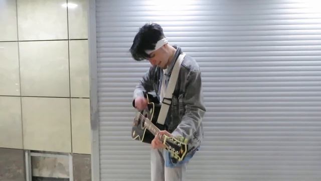 Уличный музыкант Роман исполняет песню Metallica "Nothing Else Matters" смотреть онлайн