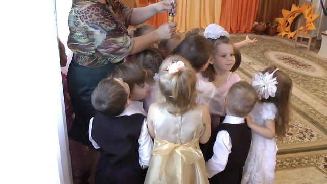 Игра "Солнышко и дождик" в младшей группе на осеннем утреннике 2013 г. смотреть онлайн