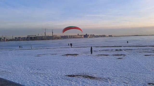 Парк 300-летия Санкт-Петербурга. 23 февраля 2015. Параплан,попытка взлета смотреть онлайн