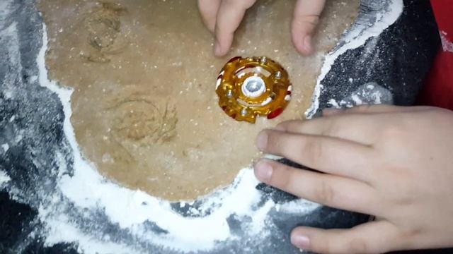 Имбирное Бейблэйд печенье. Скушай свой Beyblade! DenKa на кухне печет печенье. смотреть онлайн