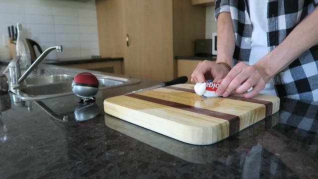 Real Life PokeBall VS 1000 Degree KNIFE смотреть онлайн
