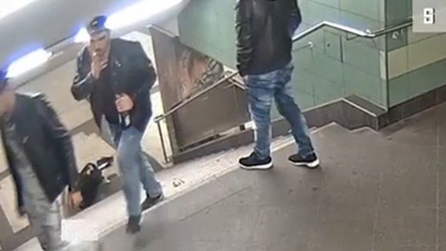 Mann "Kick Frau Treppen runter" смотреть онлайн