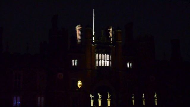 Огни английского замка Hampton, где жил Генри VIII  / Hampton Court Palace -