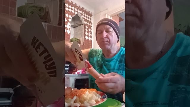 На перекус две сосиски с макаронами и морковь по корейски из магазина Победа. смотреть онлайн