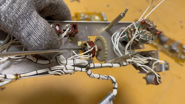 У нас в разборе Электрокардиограф ЭК1Т-03М. Посмотрим, на чем он собран смотреть онлайн