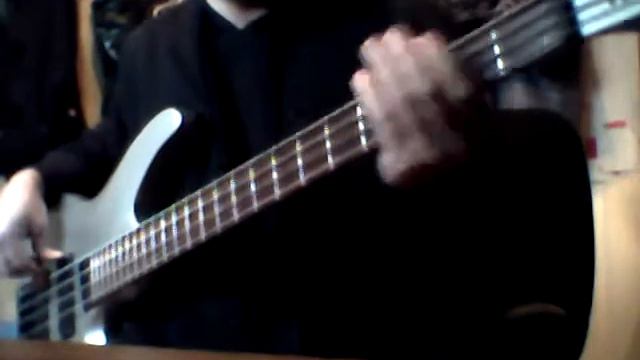 feel good inc. bass cover. смотреть онлайн
