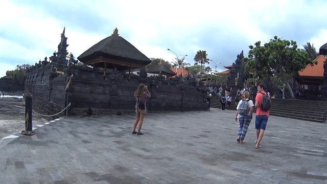 TANAH LOT TEMPLE BALI - Hindu temple guarded by sea snakes смотреть онлайн